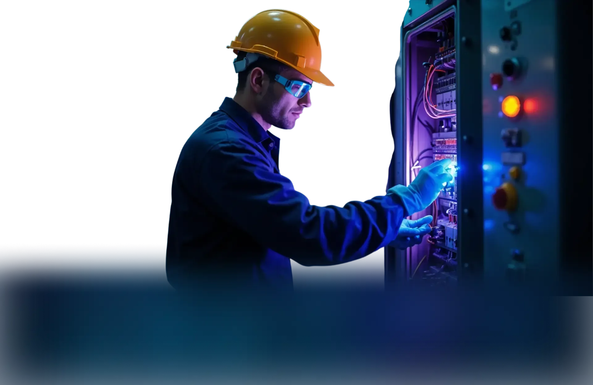 Électricien au travail sur un panneau électrique