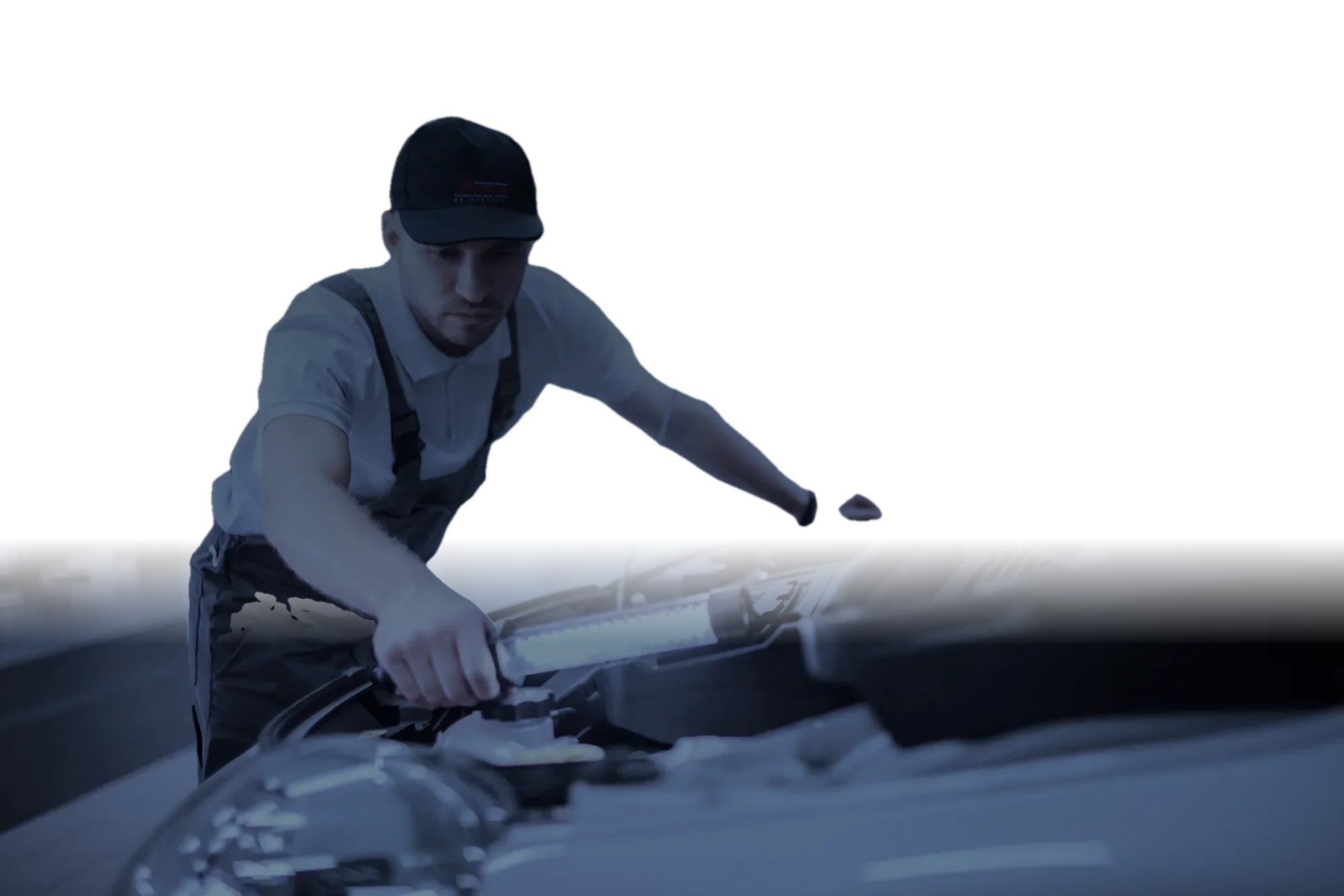 Mécanicien au travail sous le capot d’une voiture